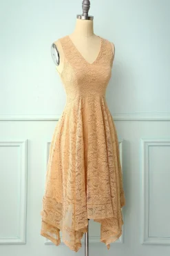 Vestido assimétrico de renda com decote em v e champanhe