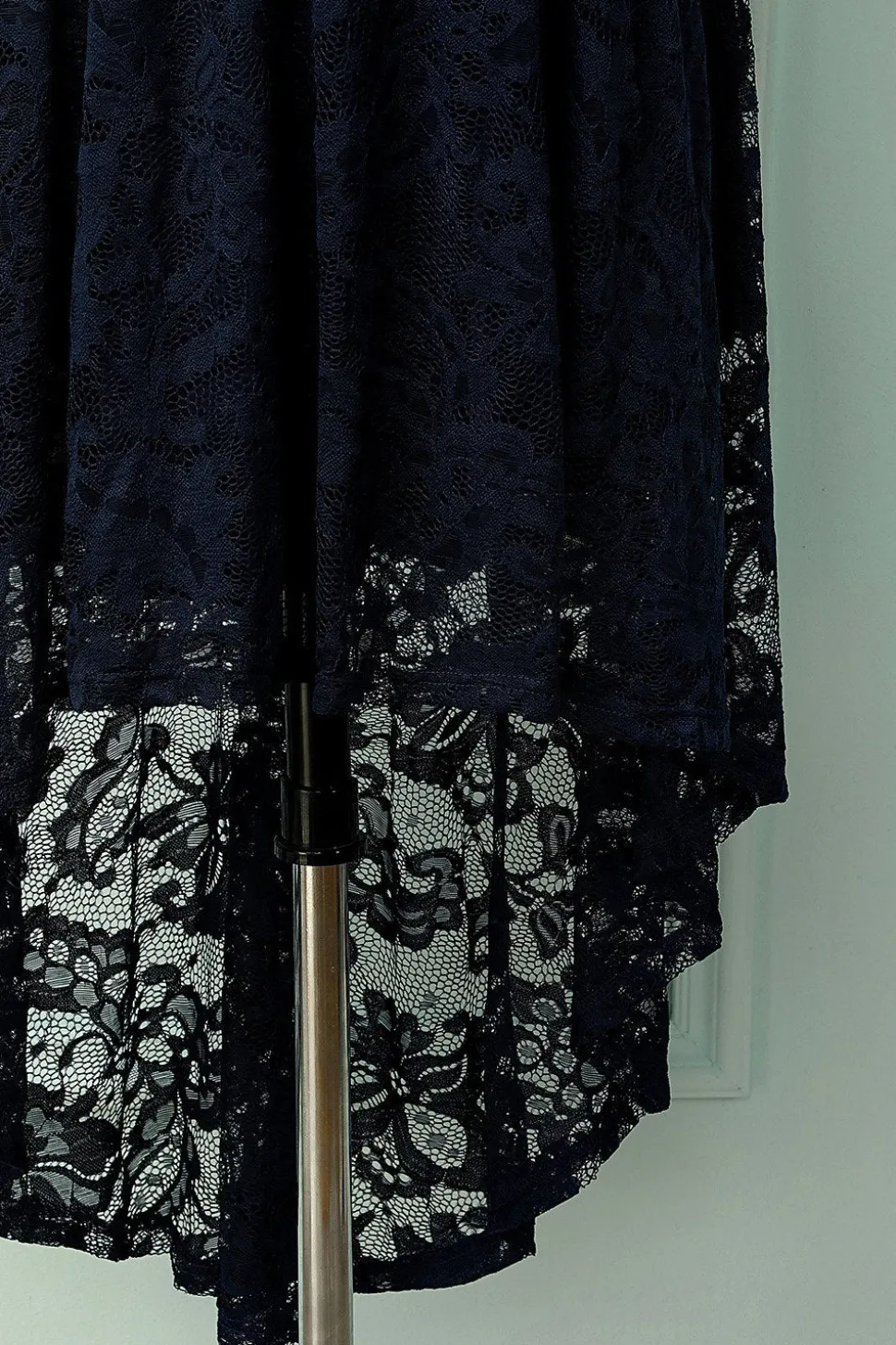Vestido assimétrico de renda azul marinho