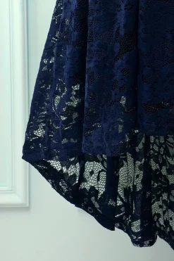 Vestido assimétrico de renda azul marinho