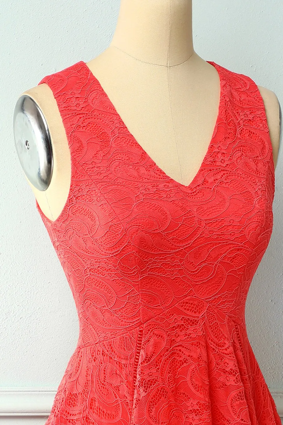 Vestido assimétrico de renda com decote em v vermelho