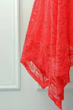 Vestido assimétrico de renda com decote em v vermelho