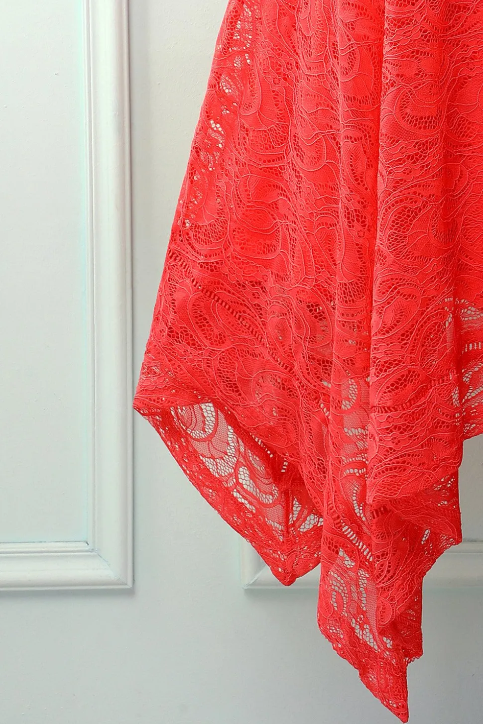 Vestido assimétrico de renda com decote em v vermelho