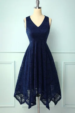 Vestido assimétrico em renda com decote em v azul marinho