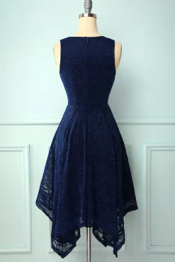 Vestido assimétrico em renda com decote em v azul marinho