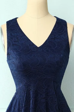 Vestido assimétrico em renda com decote em v azul marinho