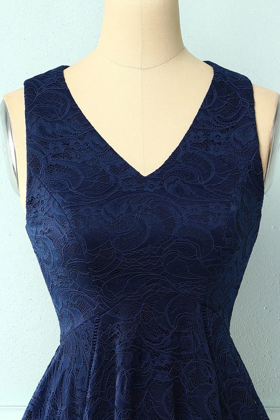 Vestido assimétrico em renda com decote em v azul marinho
