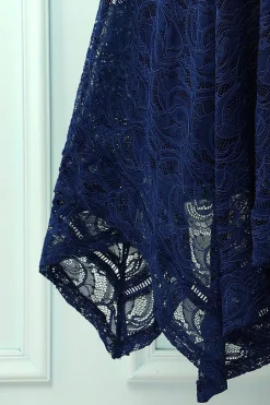 Vestido assimétrico em renda com decote em v azul marinho