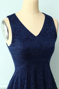 Vestido assimétrico em renda com decote em v azul marinho