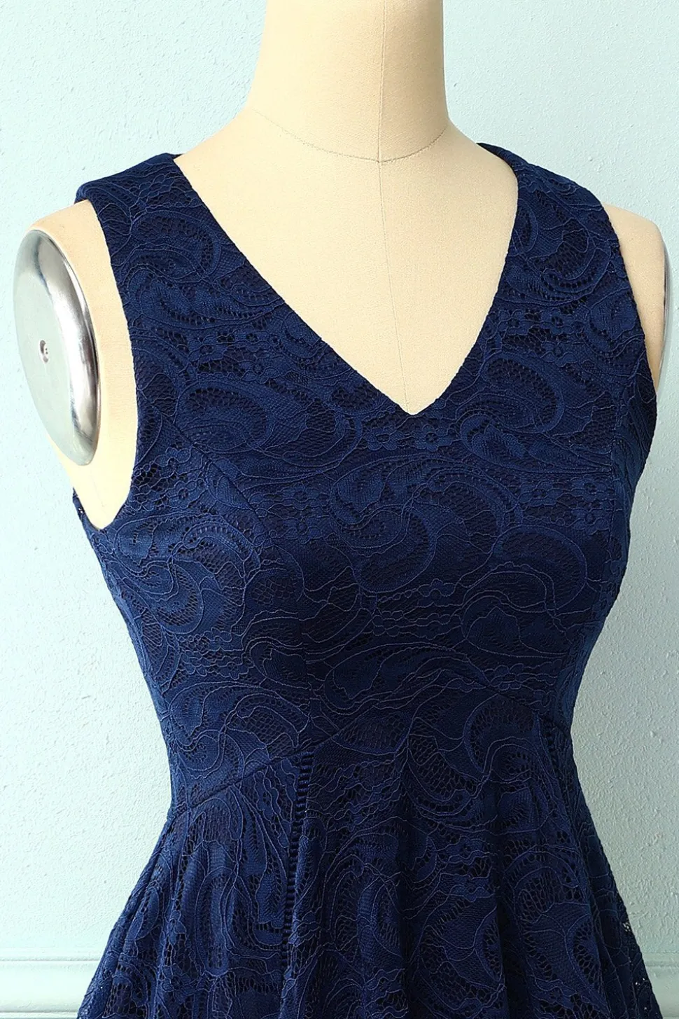 Vestido assimétrico em renda com decote em v azul marinho