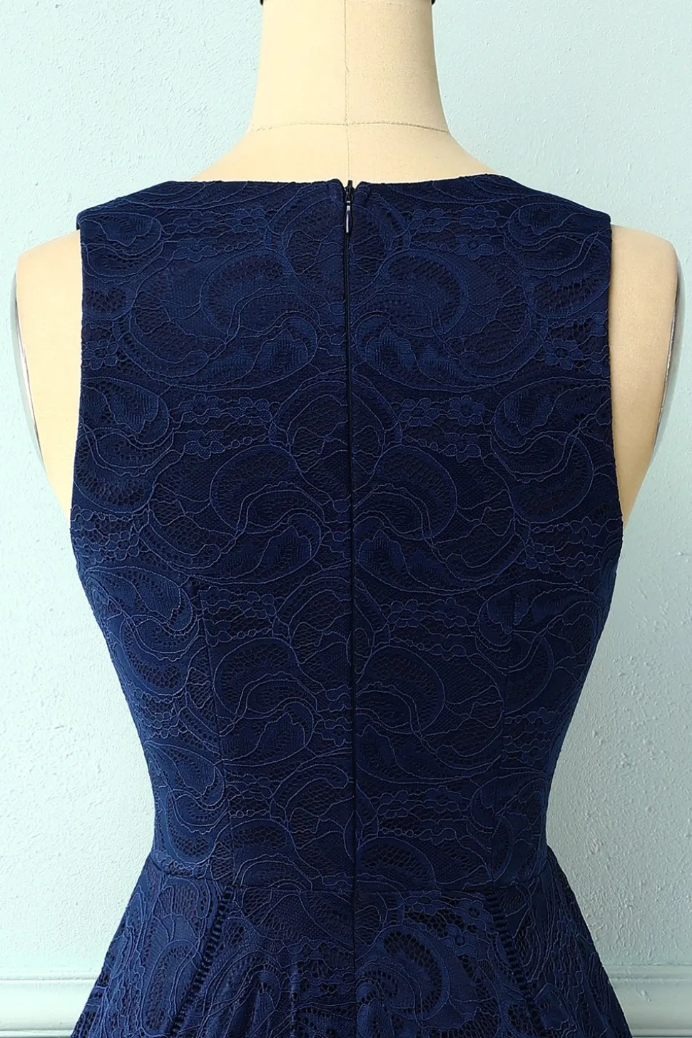 Vestido assimétrico em renda com decote em v azul marinho