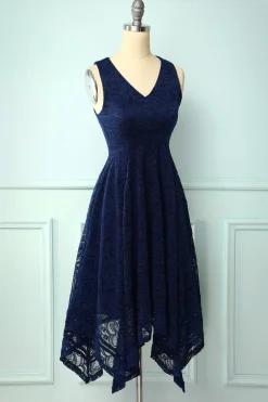 Vestido assimétrico em renda com decote em v azul marinho