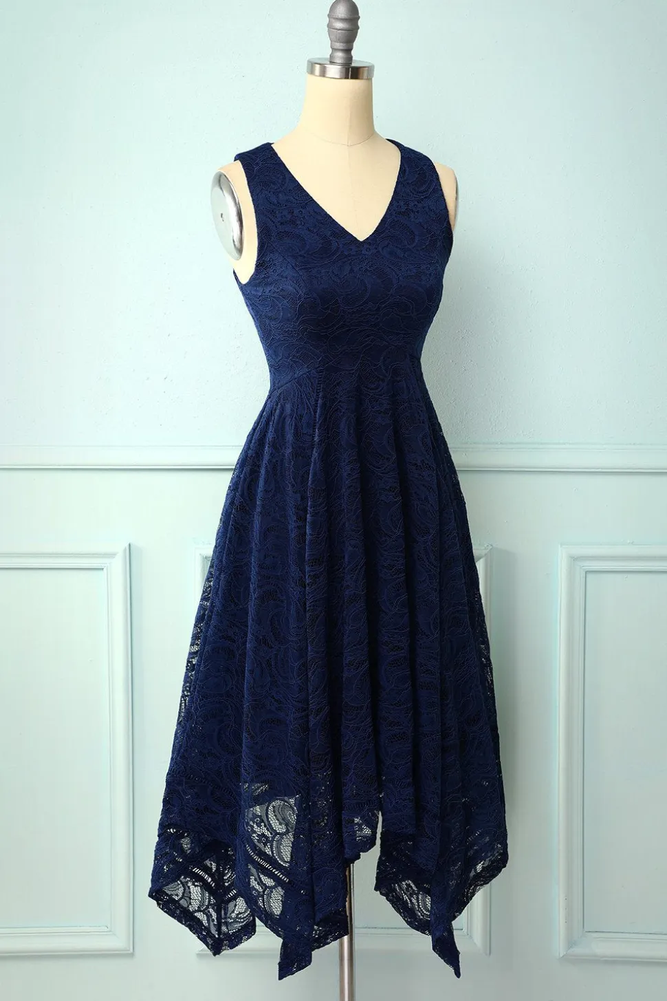 Vestido assimétrico em renda com decote em v azul marinho