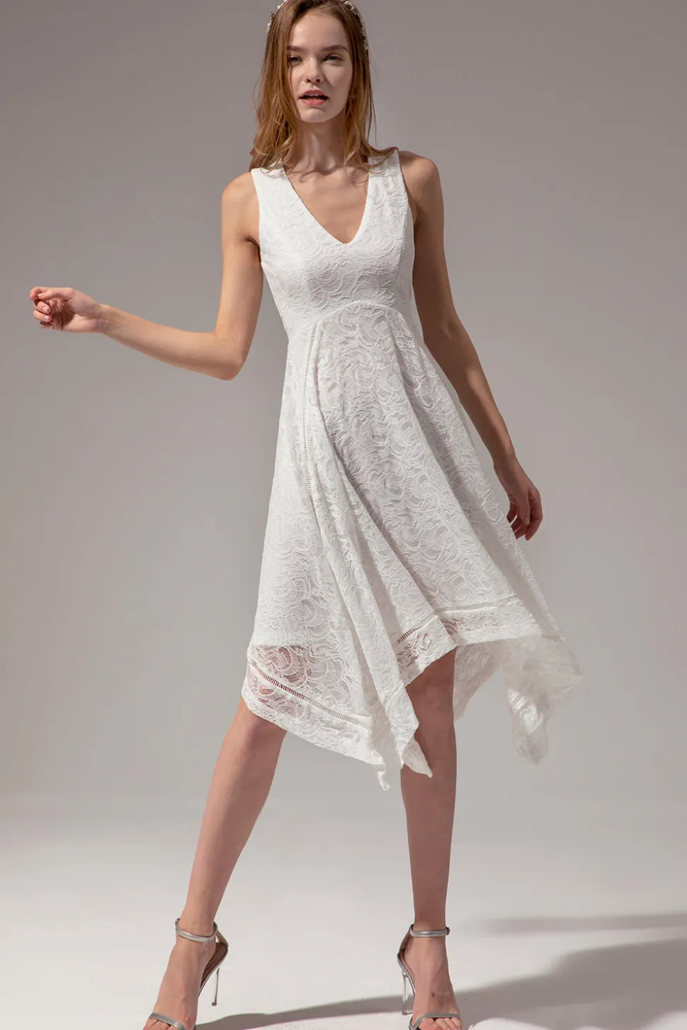 Vestido assimétrico em renda branca com decote em v