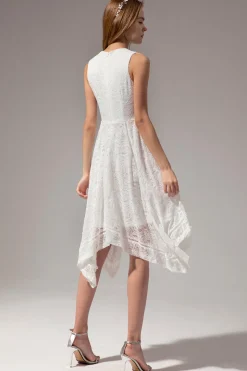 Vestido assimétrico em renda branca com decote em v