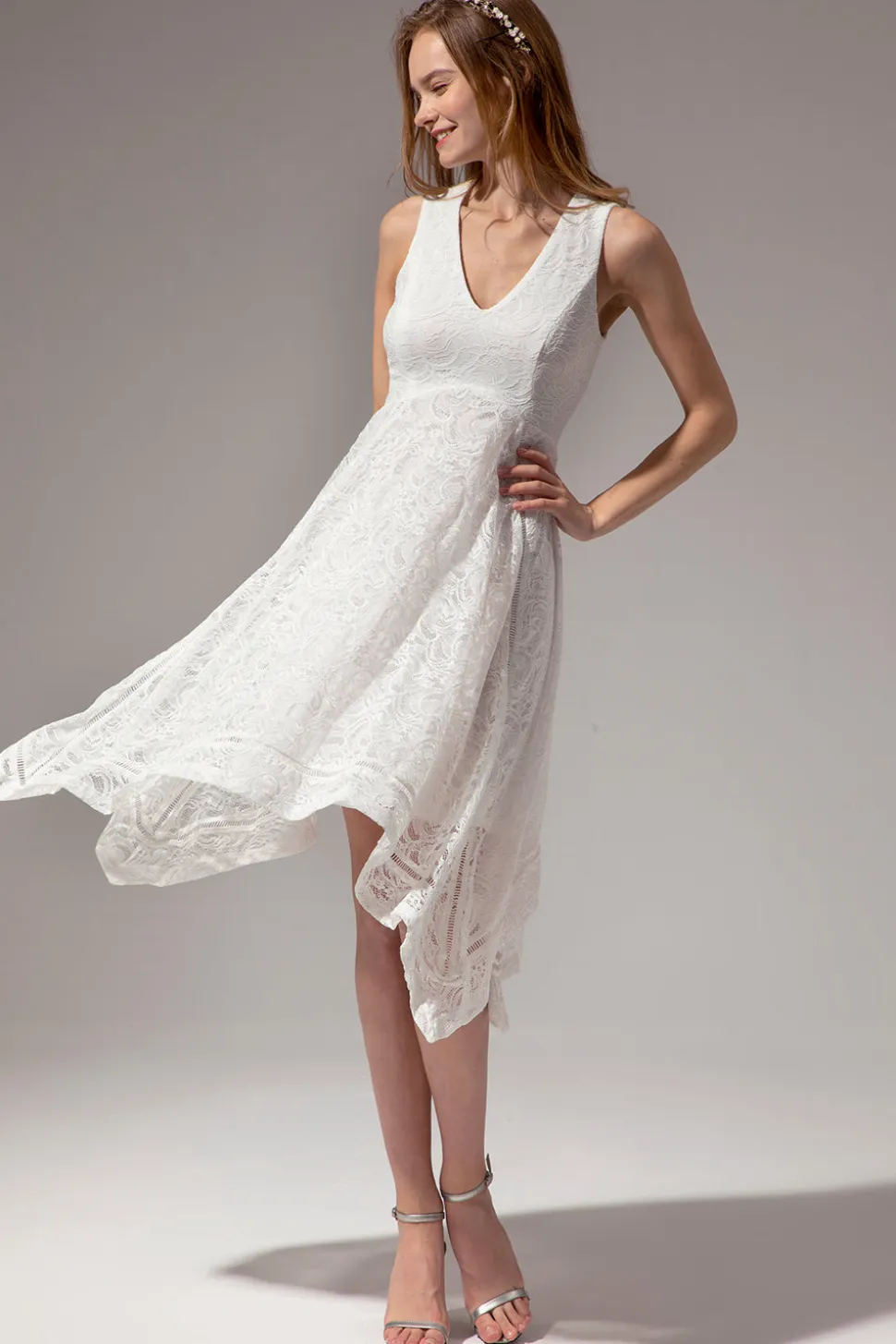 Vestido assimétrico em renda branca com decote em v