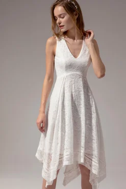 Vestido assimétrico em renda branca com decote em v