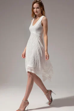 Vestido assimétrico em renda branca com decote em v