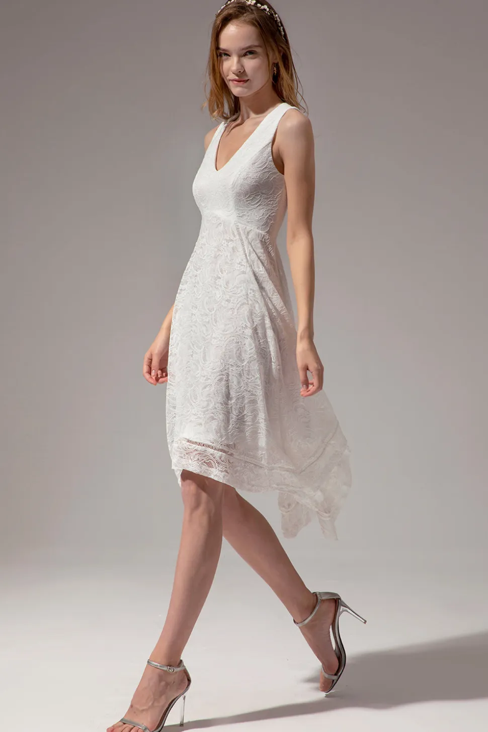 Vestido assimétrico em renda branca com decote em v