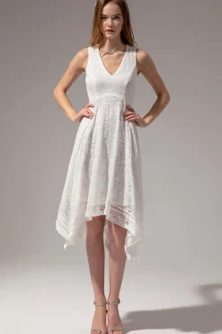 Vestido assimétrico em renda branca com decote em v