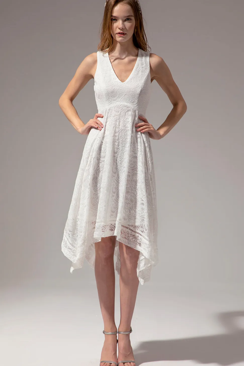 Vestido assimétrico em renda branca com decote em v