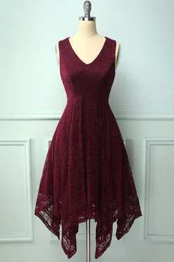 Vestido assimétrico em renda branca com decote em v