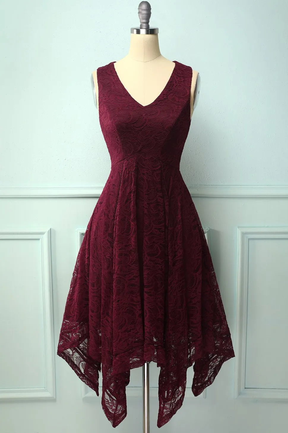 Vestido assimétrico em renda branca com decote em v