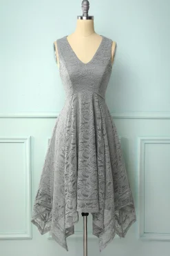 Vestido assimétrico em renda cinza com decote em v