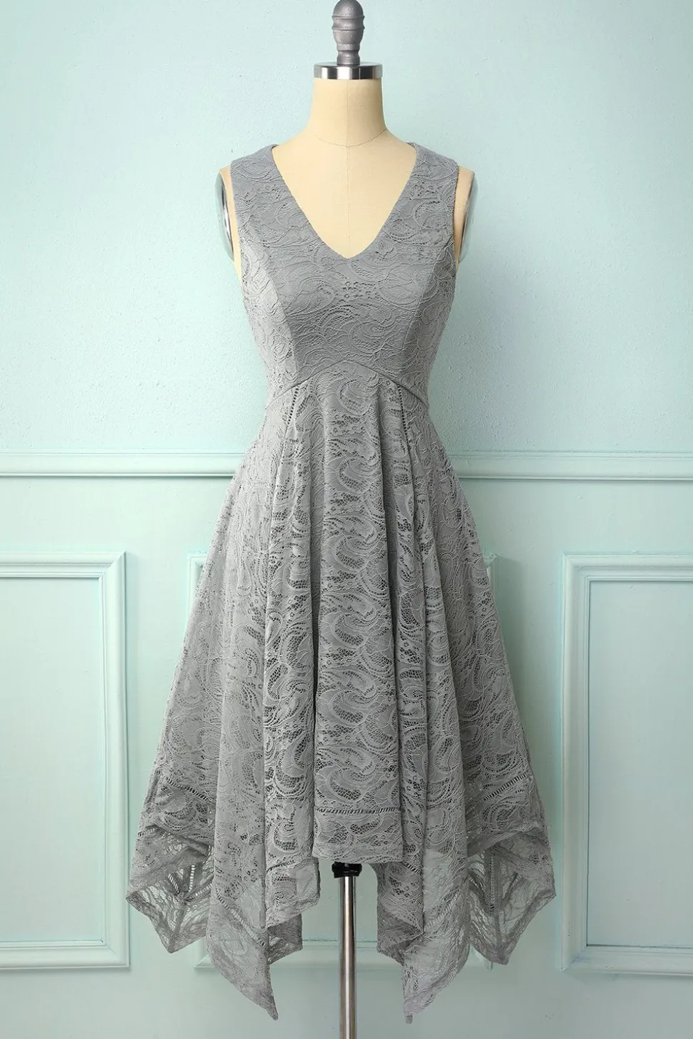 Vestido assimétrico em renda cinza com decote em v
