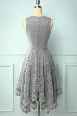 Vestido assimétrico em renda cinza com decote em v