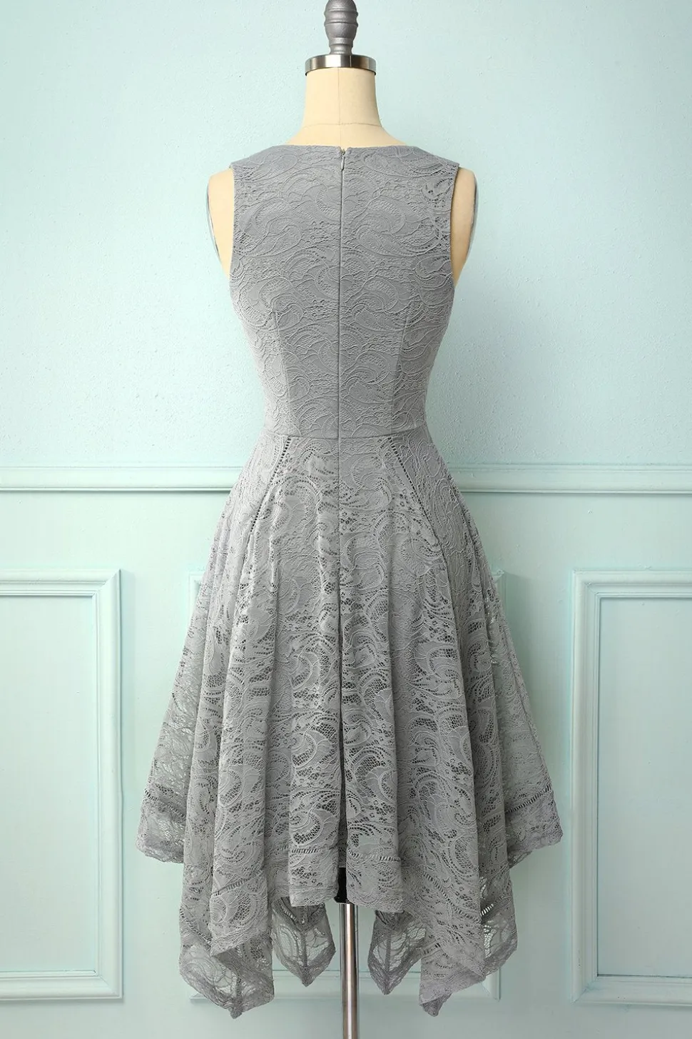 Vestido assimétrico em renda cinza com decote em v