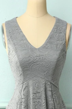 Vestido assimétrico em renda cinza com decote em v