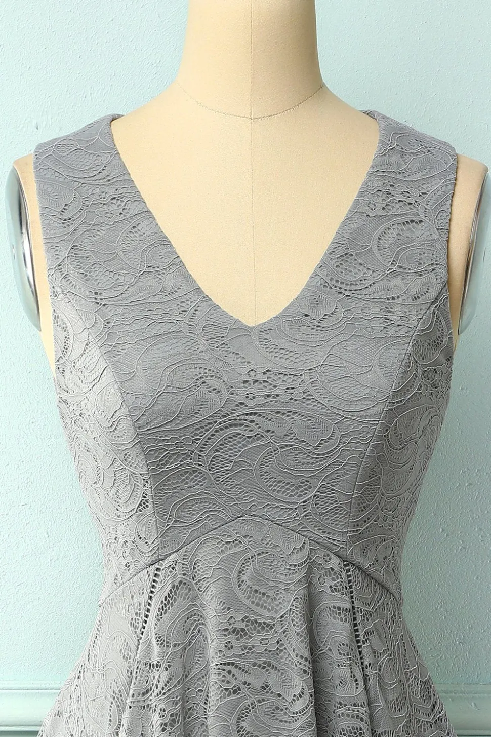 Vestido assimétrico em renda cinza com decote em v