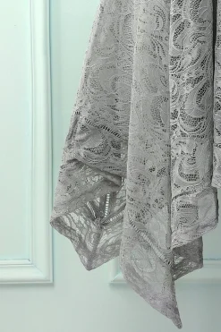 Vestido assimétrico em renda cinza com decote em v