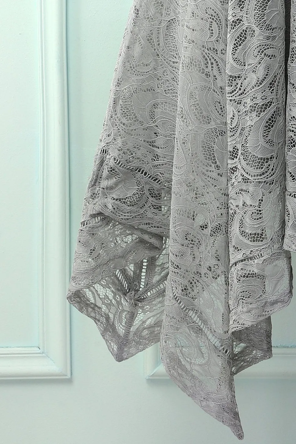 Vestido assimétrico em renda cinza com decote em v