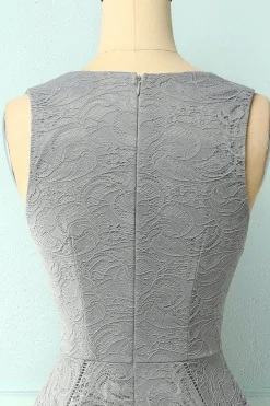 Vestido assimétrico em renda cinza com decote em v