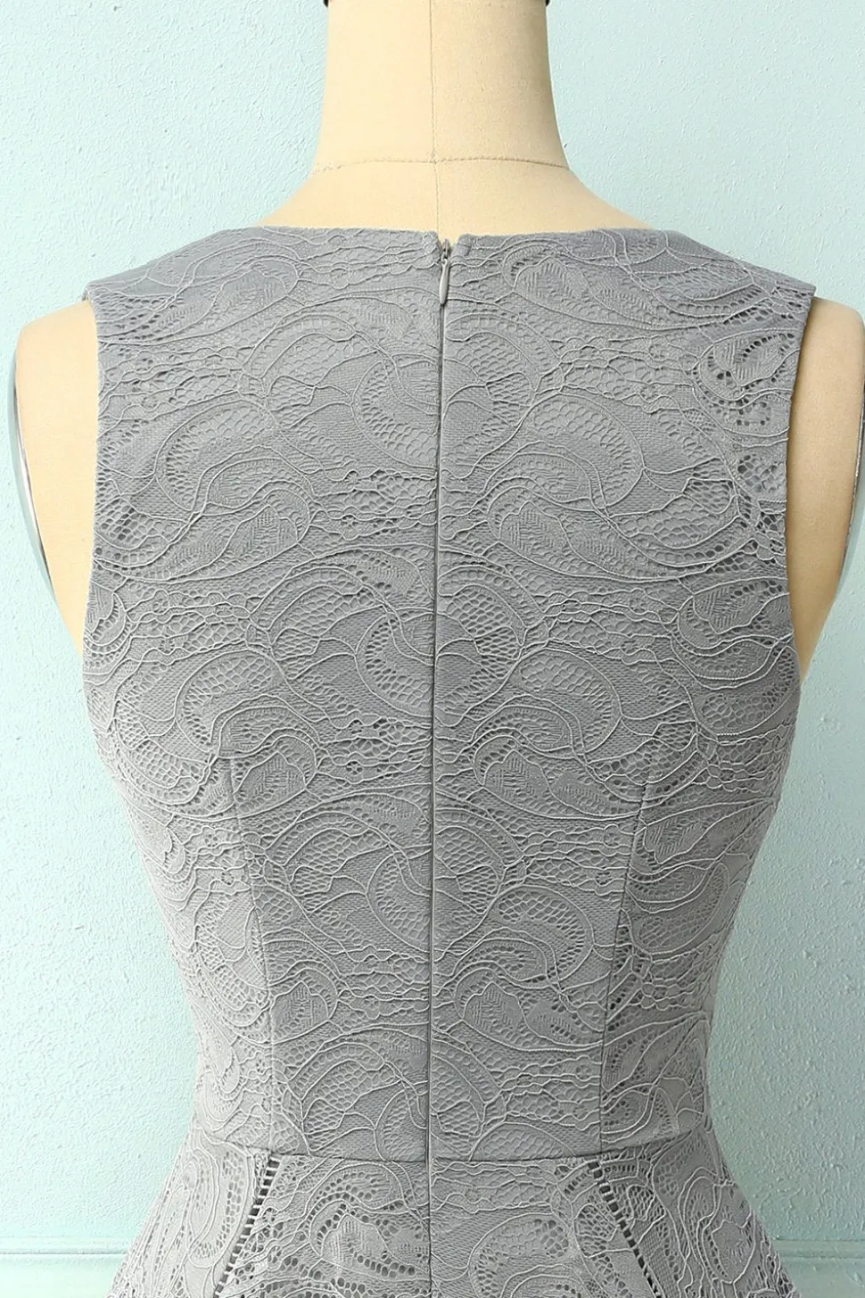 Vestido assimétrico em renda cinza com decote em v