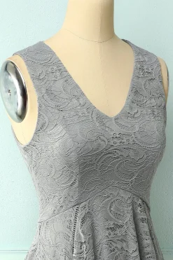 Vestido assimétrico em renda cinza com decote em v