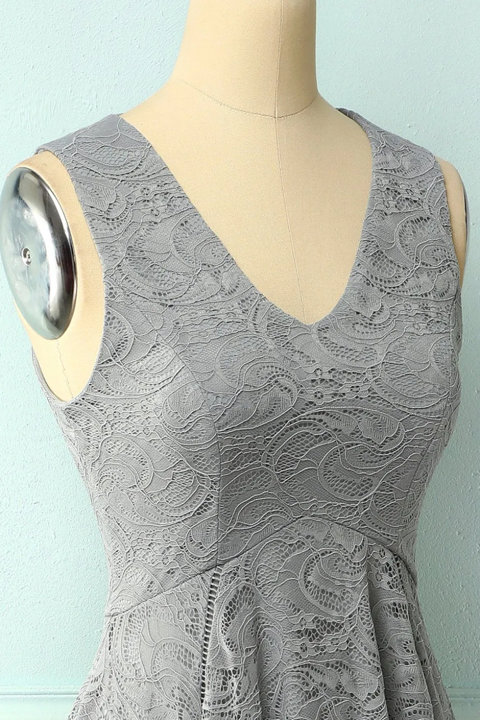 Vestido assimétrico em renda cinza com decote em v