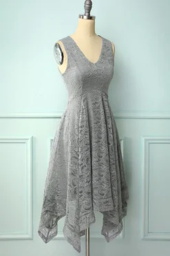 Vestido assimétrico em renda cinza com decote em v