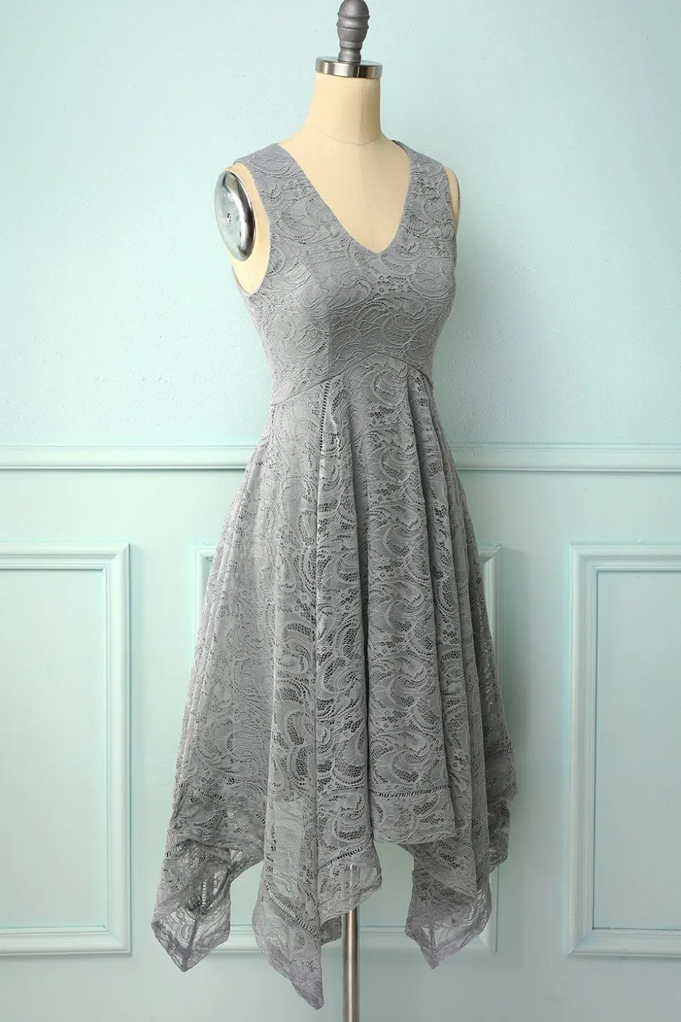Vestido assimétrico em renda cinza com decote em v