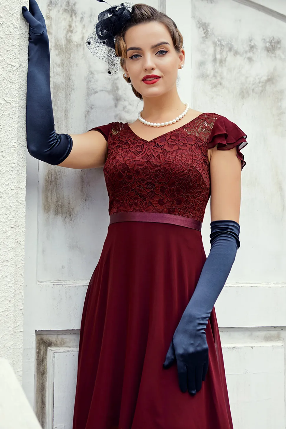 Vestido assimétrico pescoço ilusão