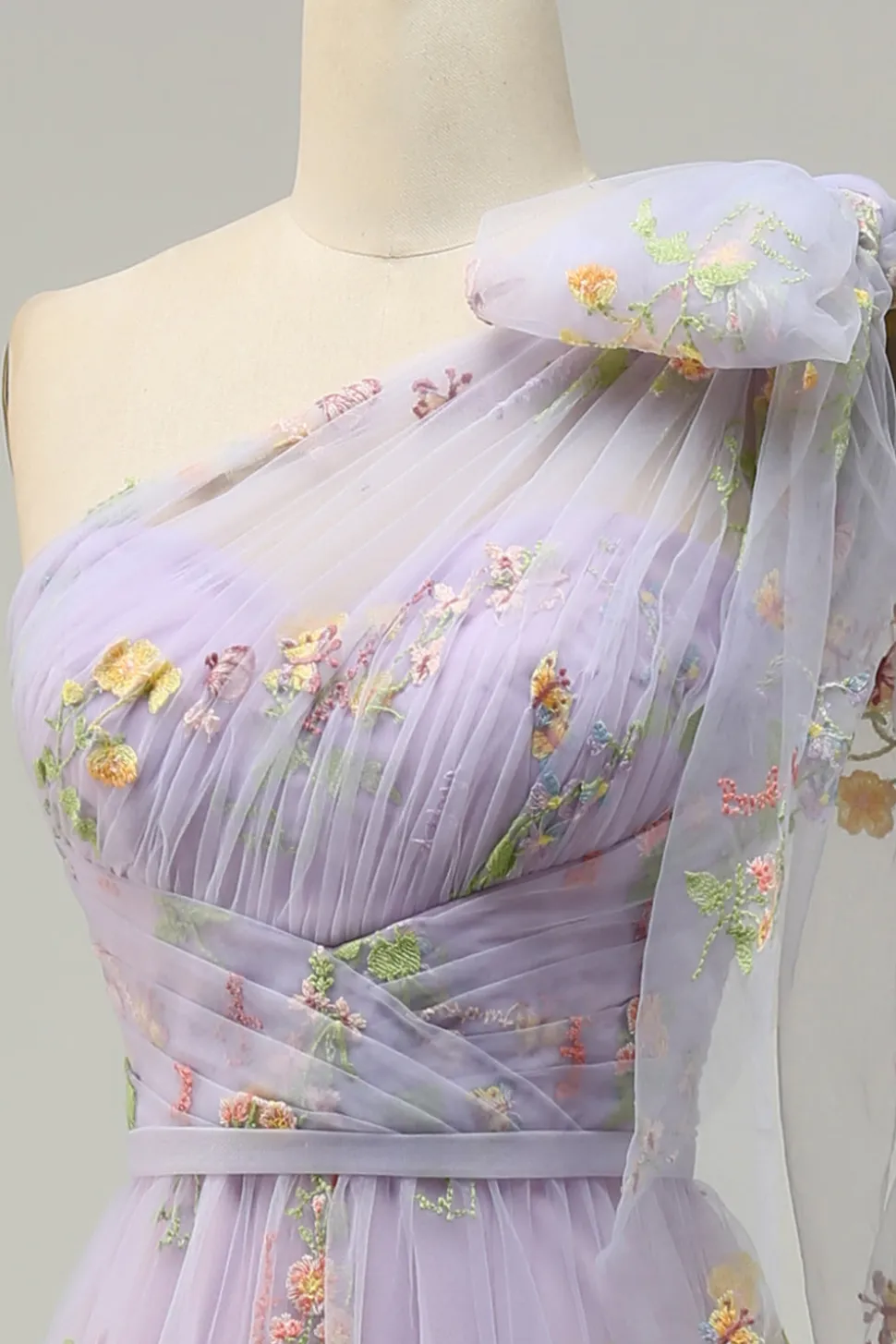 Vestido azul de baile com bordado