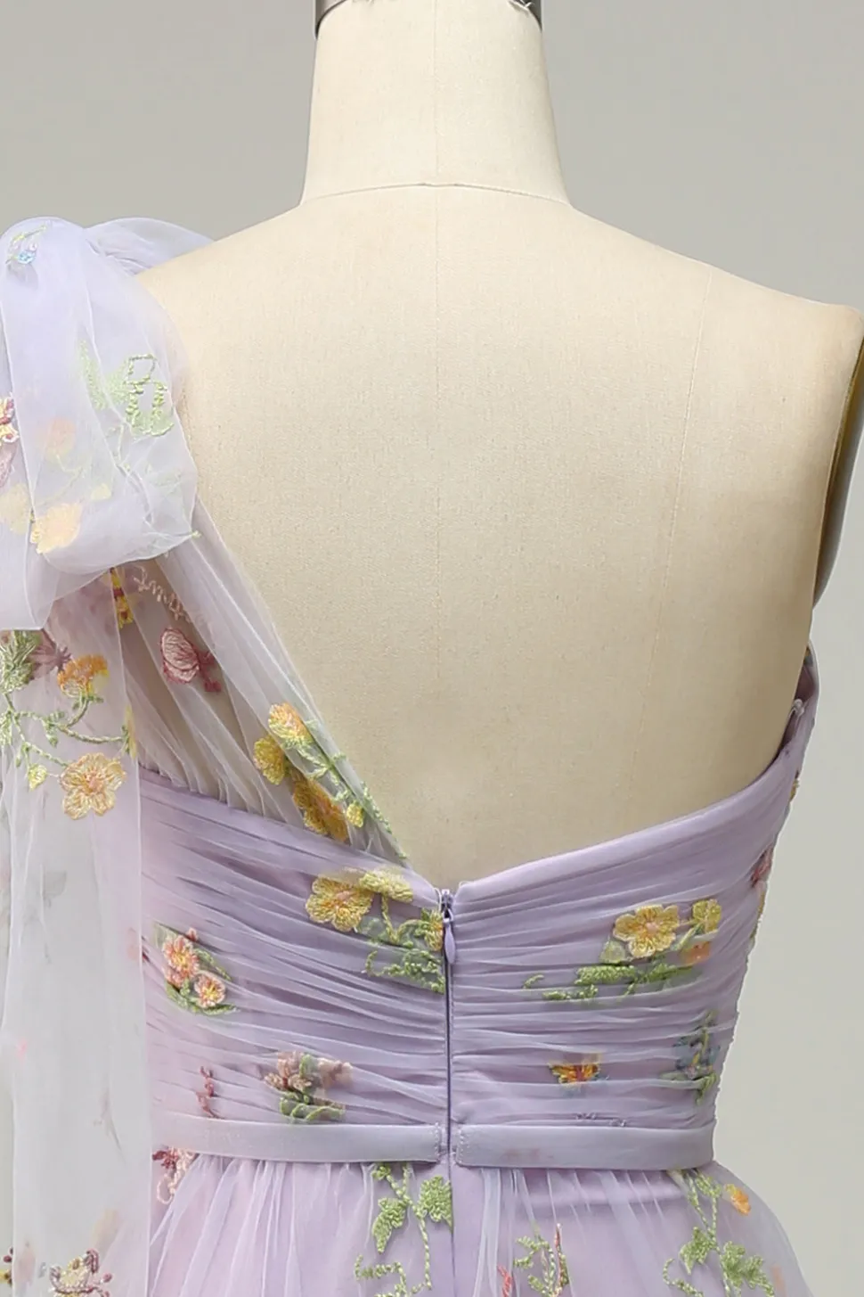 Vestido azul de baile com bordado