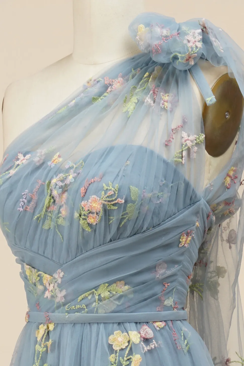 Vestido azul de baile com bordado