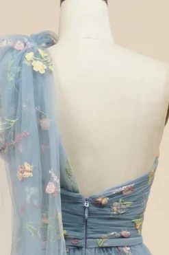 Vestido azul de baile com bordado