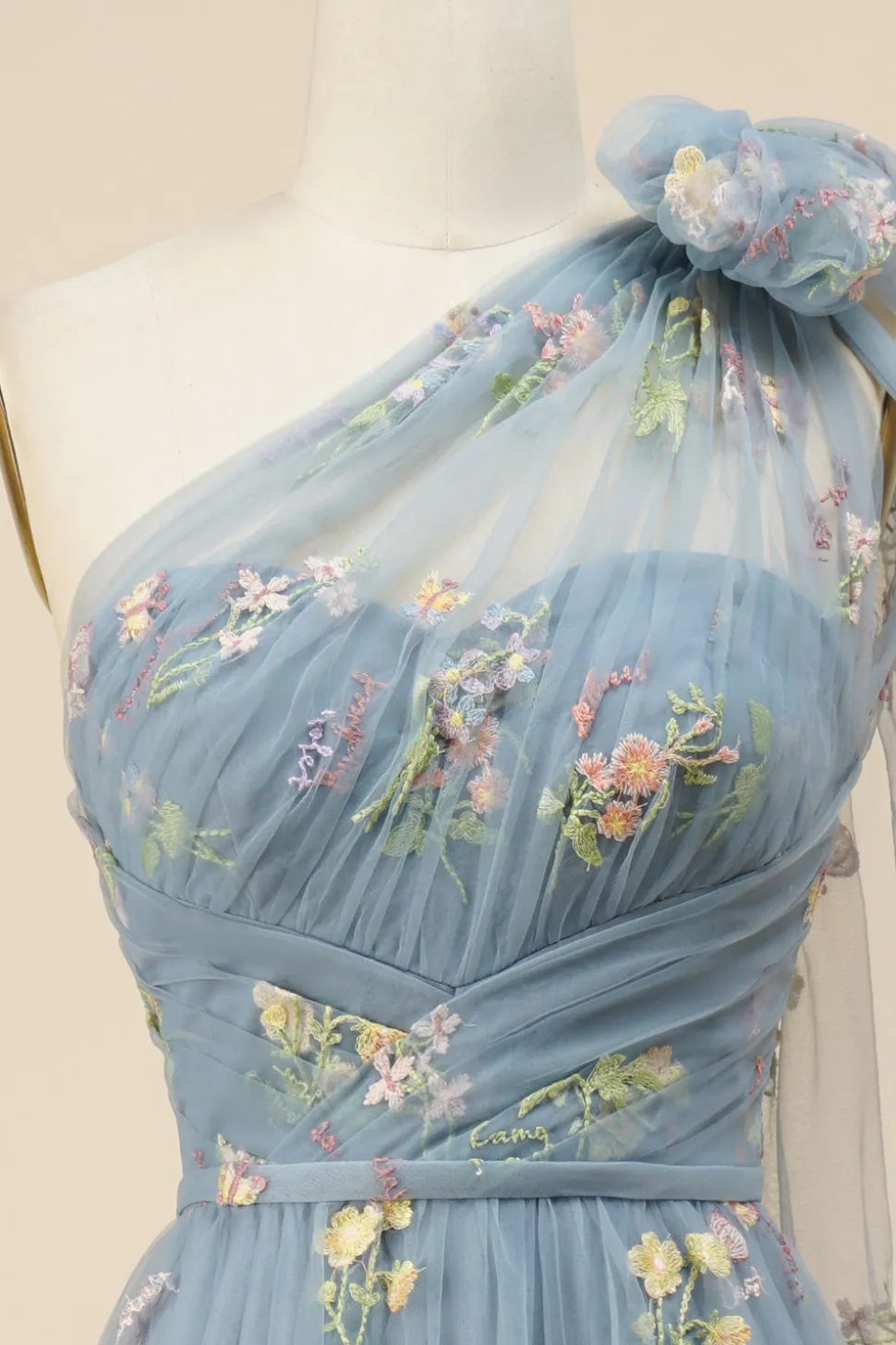 Vestido azul de baile com bordado