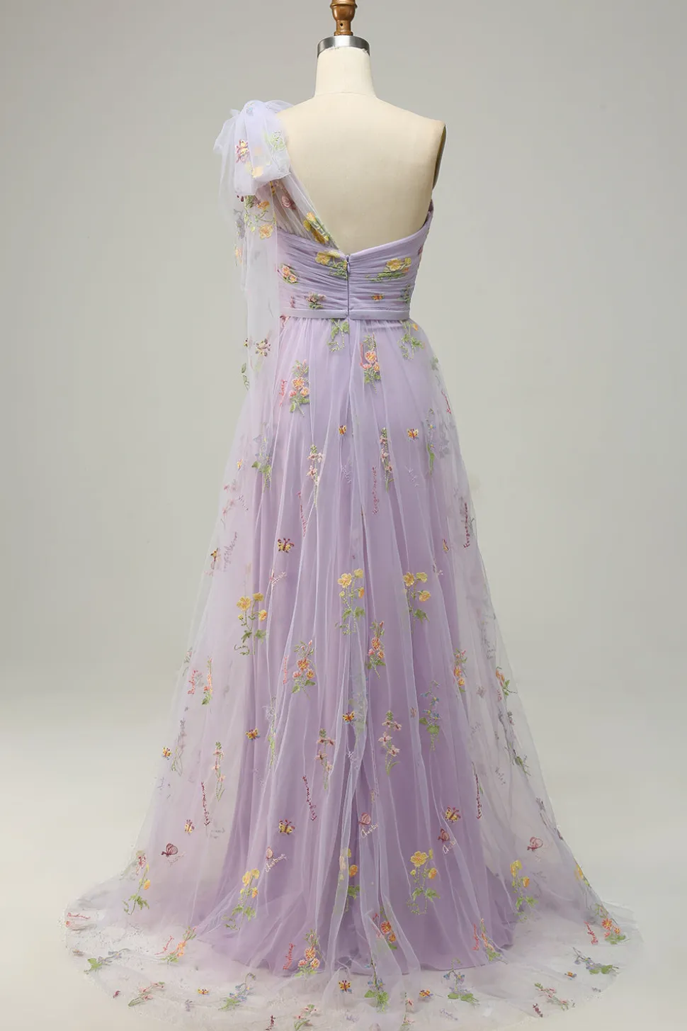 Vestido azul de baile com bordado