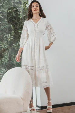 Vestido branco de renda comprimento de chá com mangas compridas