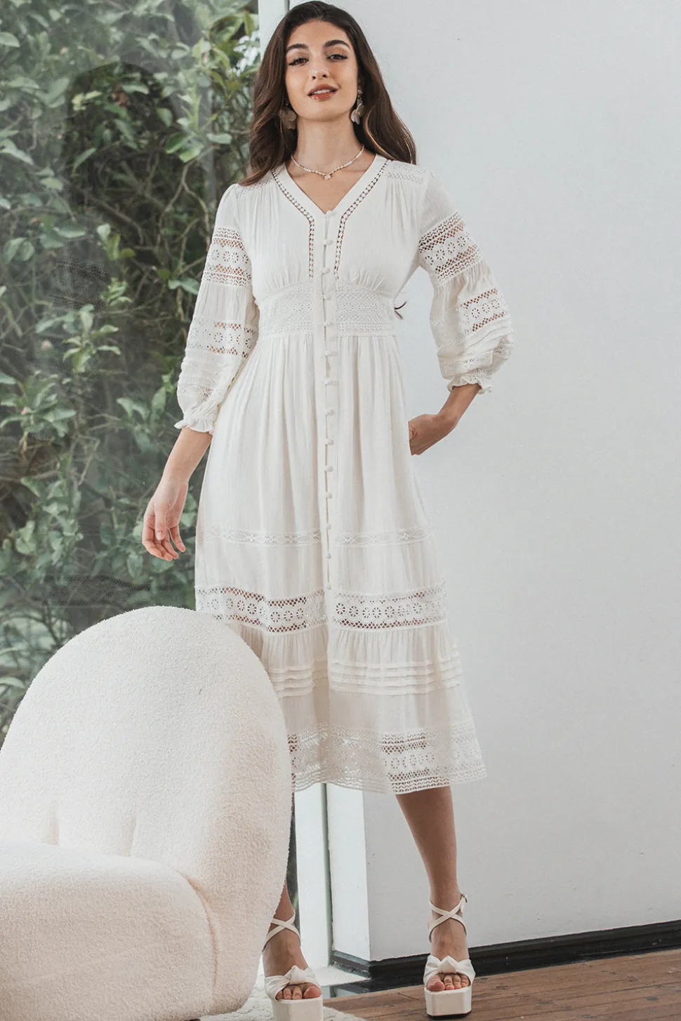 Vestido branco de renda comprimento de chá com mangas compridas