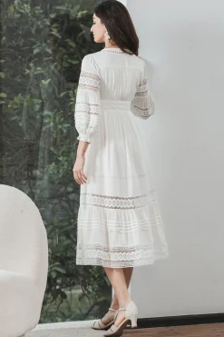Vestido branco de renda comprimento de chá com mangas compridas